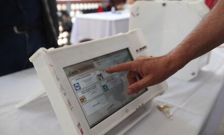 ¿Vives en el extranjero? Así puedes tramitar tu INE para votar