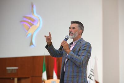 El actor Sergio Mayer presenta su libro 'Entre el Infierno y el Éxito' en la FUL