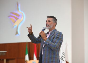 El actor Sergio Mayer presenta su libro 'Entre el Infierno y el Éxito' en la FUL