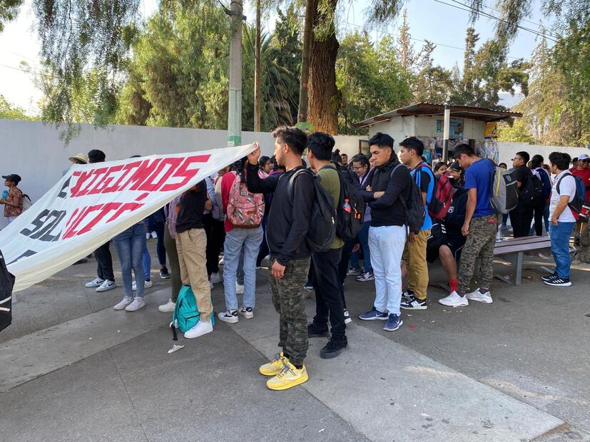 Por retraso en la reconstrucción de internado, marchan estudiantes de El Mexe | Foto: Luis Soriano
