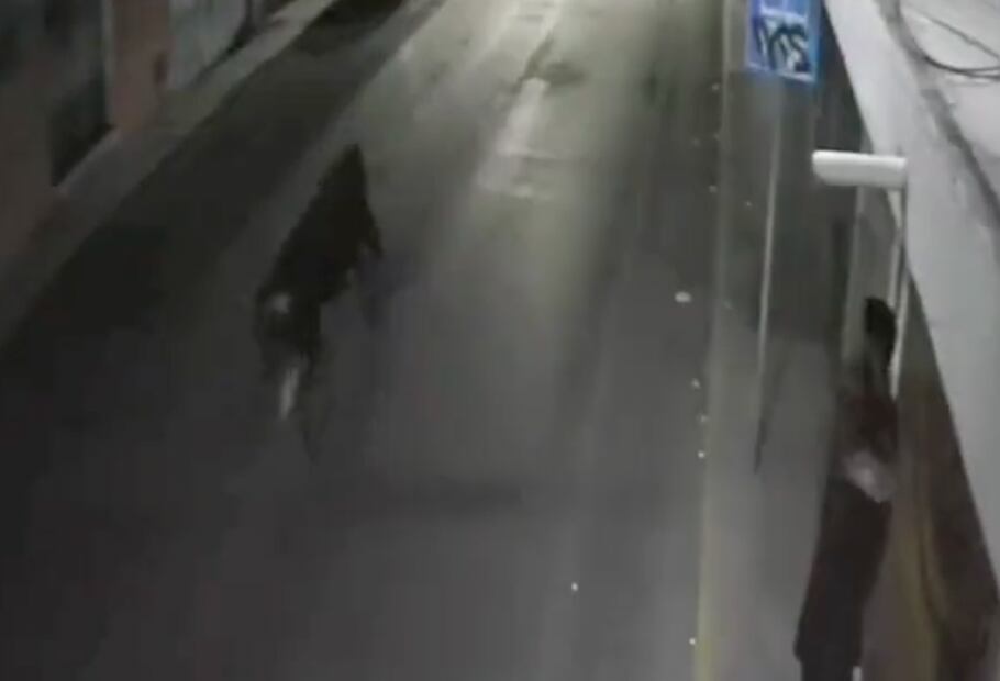 Un toro fue captado en el centro de Pachuca, recorriendo la calle de Abasolo.

Foto: Video
