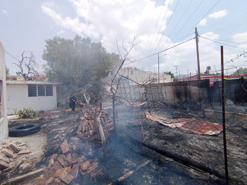 Vecinos rescatan a anciano de incendio en Mineral de la Reforma | Foto: Especial