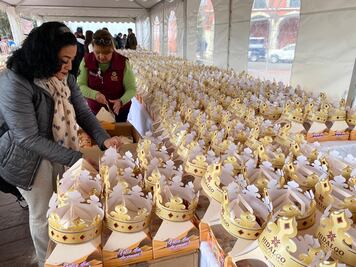 Reparten 8 mil roscas de Reyes y celebran con familias en Plaza Juárez