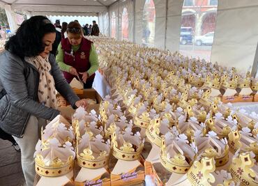 Reparten 8 mil roscas de Reyes y celebran con familias en Plaza Juárez
