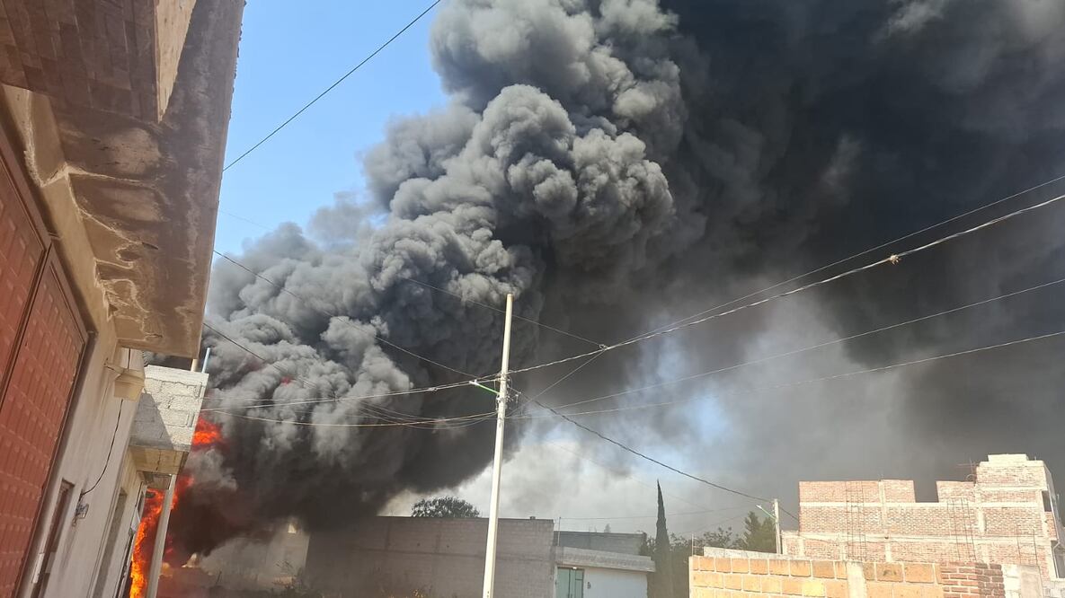 Sofocan bomberos incendio de llantas en Tulancingo
Fotos especiales