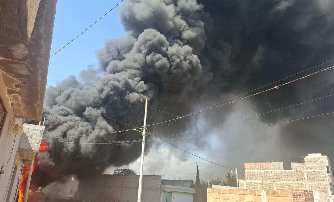 Sofocan bomberos incendio de llantas en Tulancingo
Fotos especiales