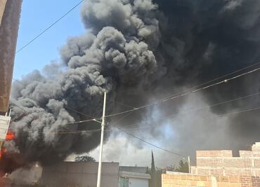 Bomberos sofocan incendio de llantas en Tulancingo