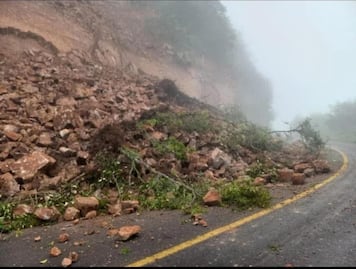 Lluvias provocan derrumbes y afectaciones en carreteras del Valle del Mezquital y la Sierra Gorda