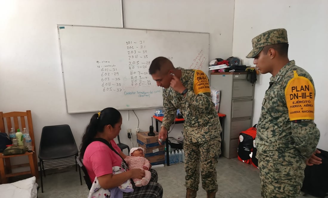 Atención médica en cabecera municipal y comunidades de Huehuetla como parte del Plan DN-III-E.
Fotos Lourdes Naranjo