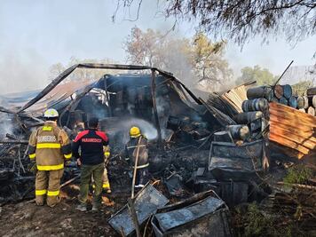 Voraz incendio en chatarrera de Tizayuca provoca cierre total de vialidades