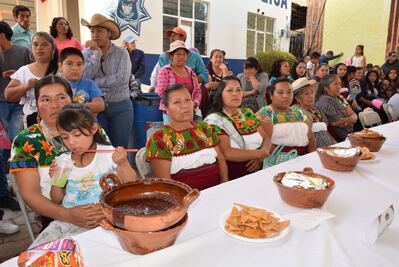 En Santa Ana Hueytlalpan, XV concurso del mole para el 2 de noviembre