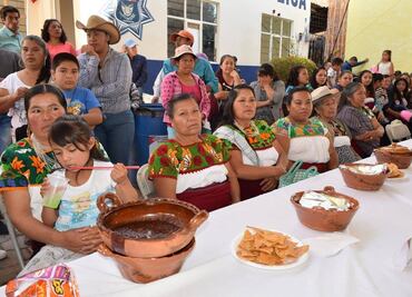 En Santa Ana Hueytlalpan, XV concurso del mole para el 2 de noviembre
