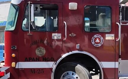 Bomberos controlan incendio en tráiler cargado de carbón en Apan