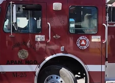 Bomberos controlan incendio en tráiler cargado de carbón en Apan