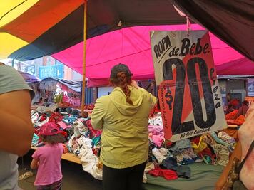 Ropa de paca, entre lo más buscado en el tianguis tradicional