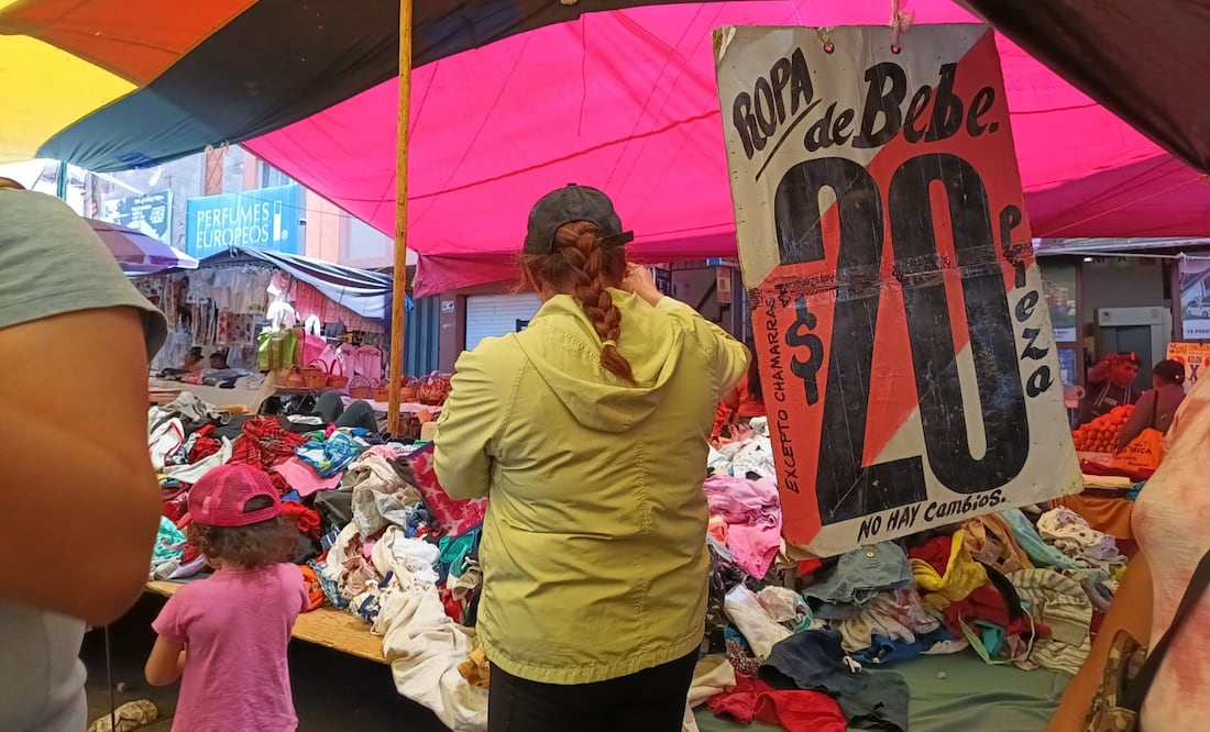 Ropa de paca entre lo más vendido en el tianguis tradicional de Tulancingo
Foto Grisel Lira