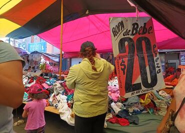 Ropa de paca, entre lo más buscado en el tianguis tradicional