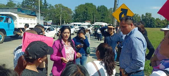 Padres de familia bloquean la Tulancingo-Santiago Tulantepec en demanda de mejoras para centro educativo