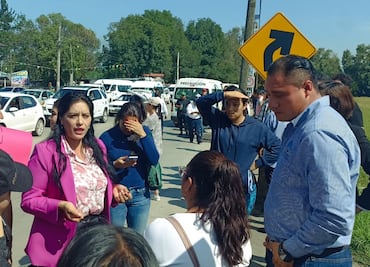 Padres de familia bloquean la Tulancingo-Santiago Tulantepec en demanda de mejoras para centro educativo