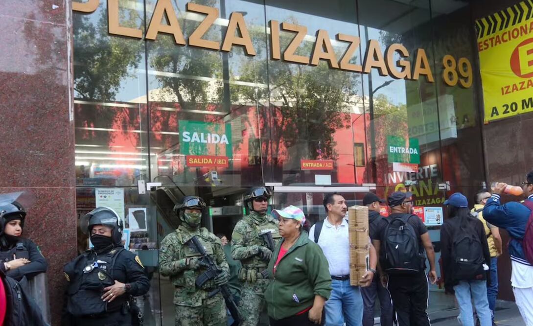 Decomisan mercancia de procedencia ílicita en Plaza Mart México, en Izazaga. Foto: Axel Sánchez/EL UNIVERSAL