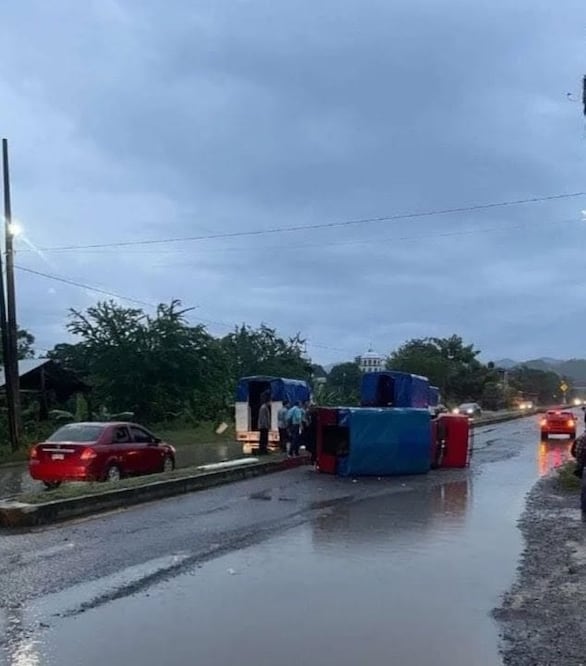 Vuelca unidad de transporte en la ruta Huejutla–Tehuetlán | Foto: especial