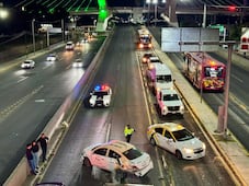 Remiten a corralón taxi sin placas tras choque en bulevar Felipe Ángeles
