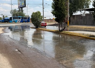Grave fuga de agua en Fuentes de Tizayuca sigue sin ser atendida