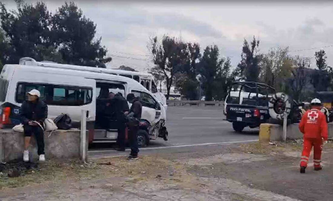 Servicios de emergencia atienden un choque en la autopista México Pachuca a la altura del Vigilante en Tlalnepantla, Estado de México, no se registran lesionados de gravedad | Foto: Juan Carlos Williams