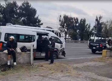 Combi se impacta contra auto en la autopista México-Pachuca