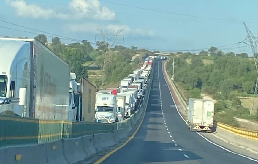 Maniobras para remover camión chocado provocan caos vial en Arco Norte