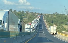 Maniobras para remover camión chocado provocan caos vial en Arco Norte