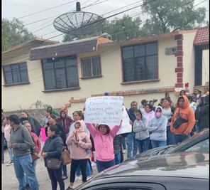 Padres de familia bloquean carretera Actopan - Pachuca