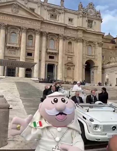 El Dr. Simi caracterizado como el Papa Francisco | Instagram: @drsimi_oficial