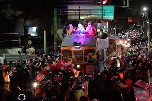 Caritas felices tras el paso de Reyes Magos en la Cabalgata 2026 en Pachuca