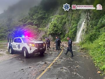 Policía Estatal y Mando Coordinado liberan tramo carretero afectado por derrumbe en Tlanchinol