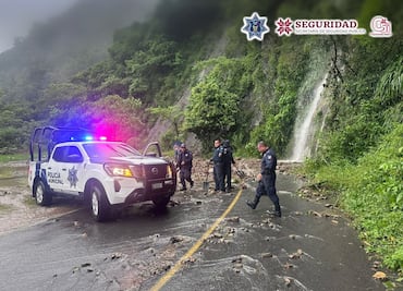 Policía Estatal y Mando Coordinado liberan tramo carretero afectado por derrumbe en Tlanchinol