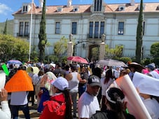 Bajas ventas y ambulantes foráneos, afectan a comerciantes reubicados en Pachuca