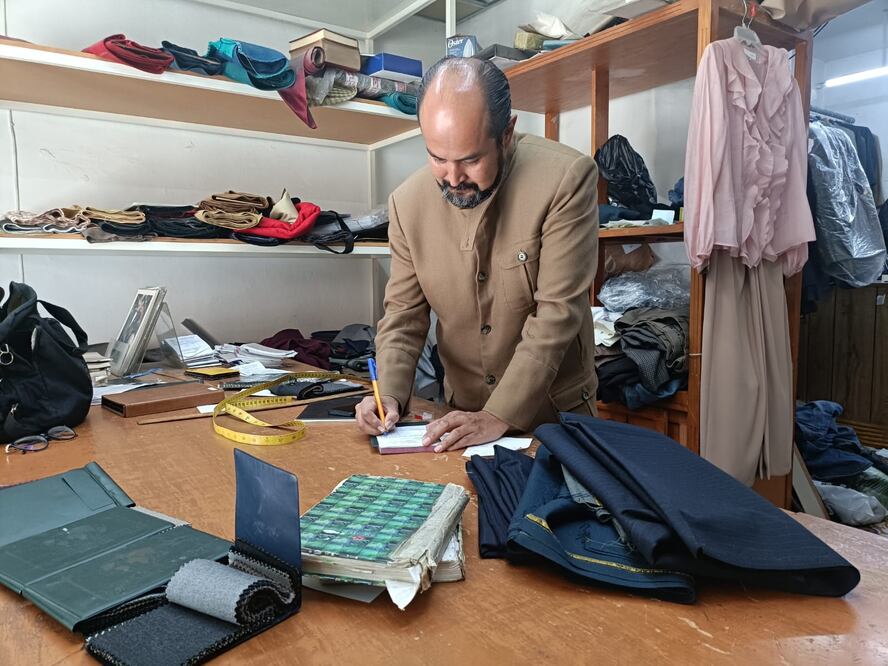 En cada puntada, Edwin García teje historias y tradiciones | Foto: Grisel Lira