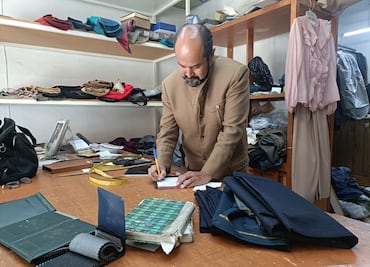 Entre hilos y tradición, Edwin García, el sastre que viste las historias de Tulancingo