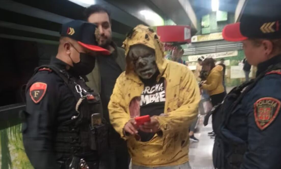 Hombre disfrazado de "zombie" asusta usuarios de la Línea 3 del Metro. Foto: Especial