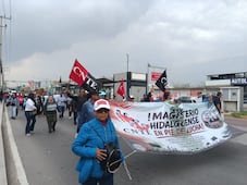 Maestros de la CNTE marchan en Pachuca en respaldo al paro nacional magisterial