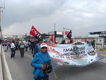 Maestros de la CNTE marchan en Pachuca en respaldo al paro nacional magisterial