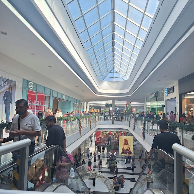 Afluencia en plazas comerciales de Pachuca durante el último día del Buen Fin | Foto: Cinthya Carbajal