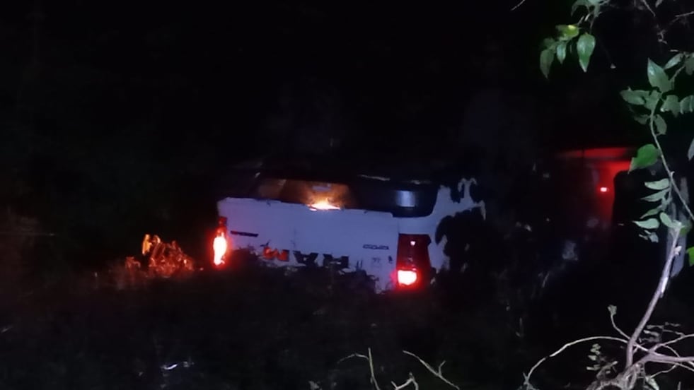 Familia se salva tras volcadura de la camioneta, al llegar a Candelaria, Huejutla