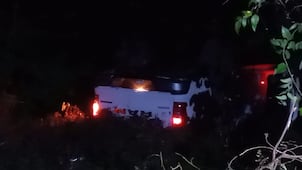 Familia se salva tras volcadura de la camioneta, al llegar a Candelaria, Huejutla