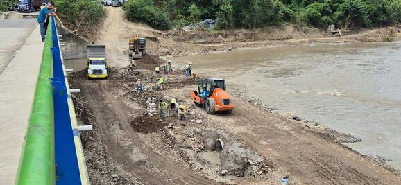 SIPDUS refuerza limpieza y apertura de caminos en municipios afectados por derrumbes