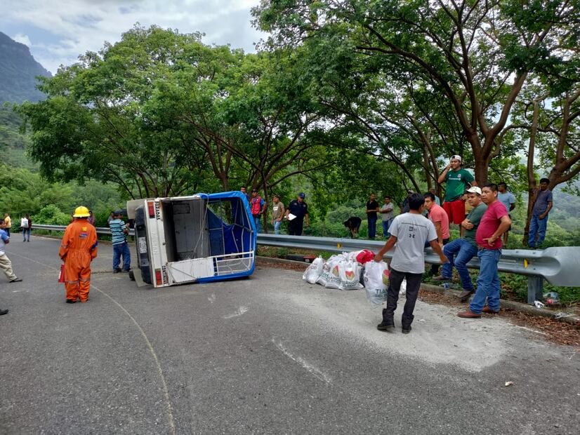 El transporte público pirata en la región de la huasteca es una constante Foto: Francisco Bautista