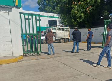 Comuneros de Huejutla retienen a empleado de la CFE