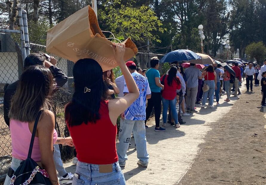 Hasta seis horas formados en casillas para votar por primera vez | Foto: Luis Soriano