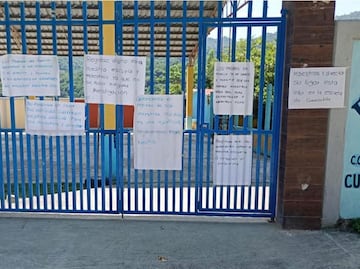 Padres mantienen cerrada la primaria Adolfo López Mateos en Huejutla